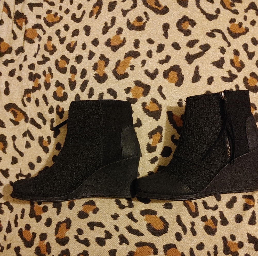 Tom's Wedge booties